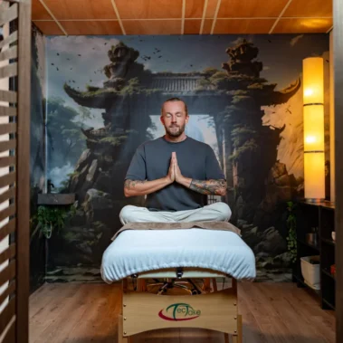 Ervaringen met dankbaarheid man op massagetafel namasté.